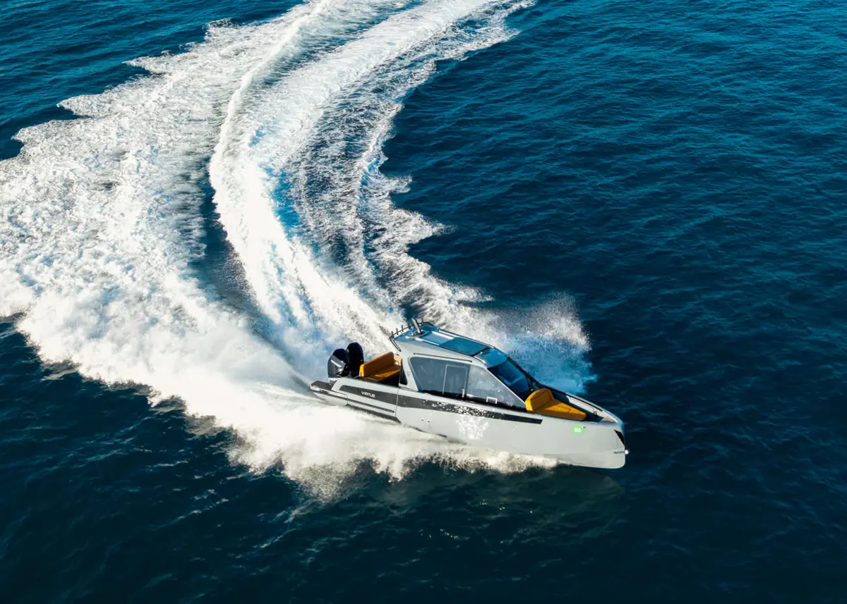 A Virtue V33 carving a tight turn through its own wake